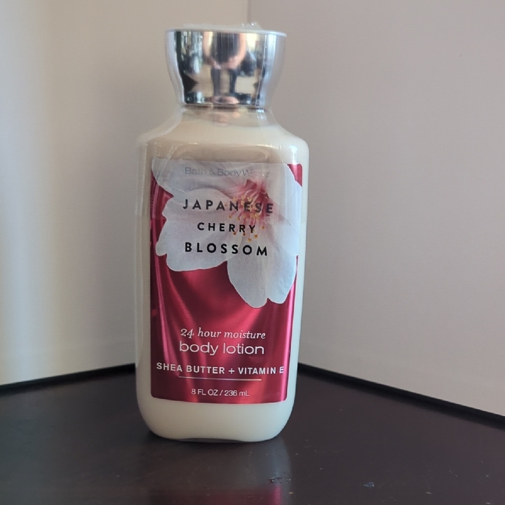 Bath & Body Works Japanese Cherry Blossom Body Lotion - Red and White
